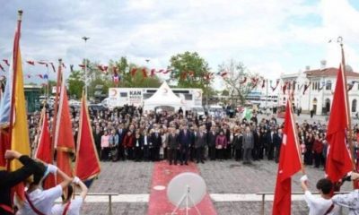 Kadıköy'deki 19 Mayıs töreninde MHP'liler bir CHP'liye saldırdı
