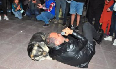 Haluk Levent sokak köpeğiyle yere uzanarak şarkı söyledi