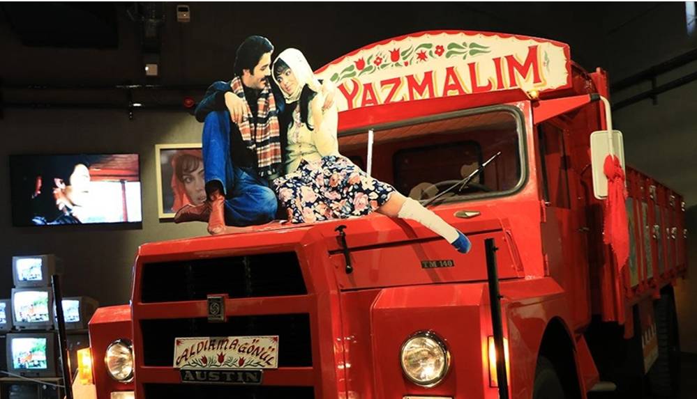 Antalya'da nostaljik araçların sergilendiği "Araç Müzesi" açıldı