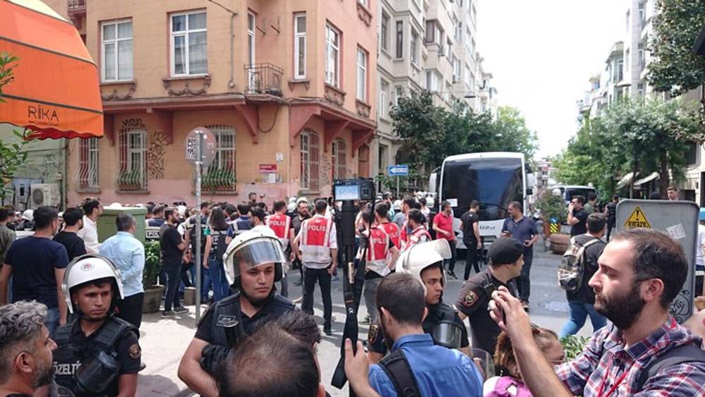 Onur Yürüyüşü'ne polis müdahale etti, Gazeteciler ve birçok kişi gözaltına alındı