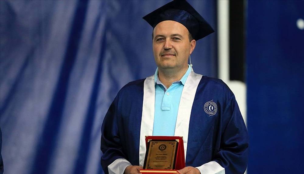 21 yıllık sağlık çalışanı Ahmet Dönmez, dördüncü üniversitesinden birincilikle mezun oldu