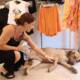 Sıcaktan bunalan sahipsiz köpekler klimalı mağazalarda serinliyor